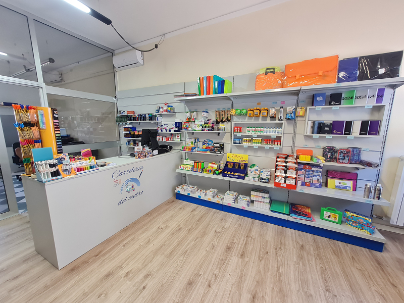 bancone-arredo-negozio-su-misura-cartoleria-scaffali